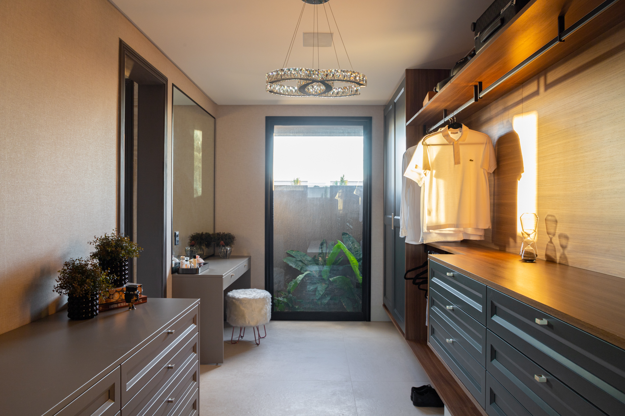 Closet com luz natural de Casa Contrappunto