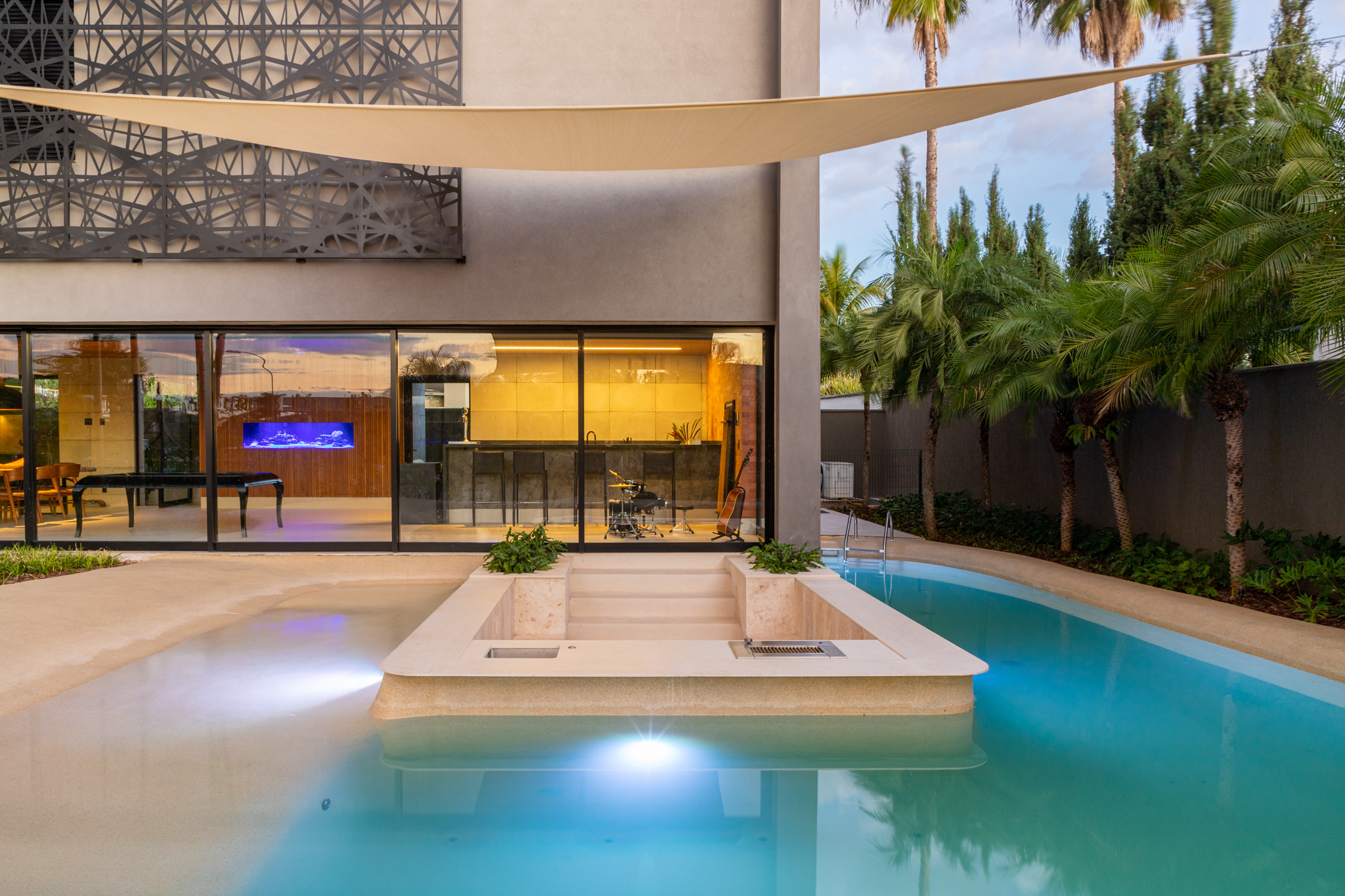 Piscina e relação com os interiores de Casa Contrappunto
