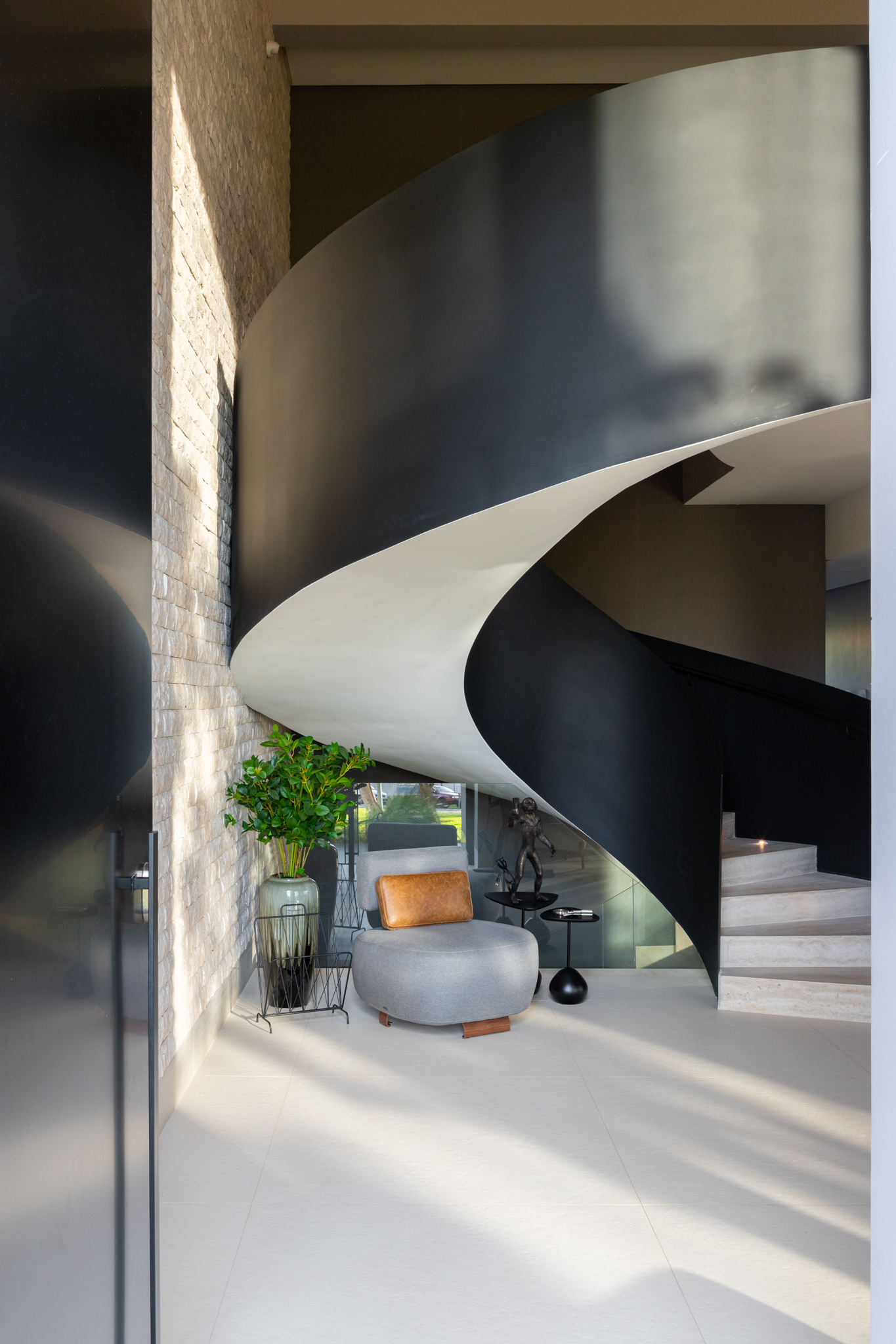 Casa Contrappunto — sculptural staircase between stone and light