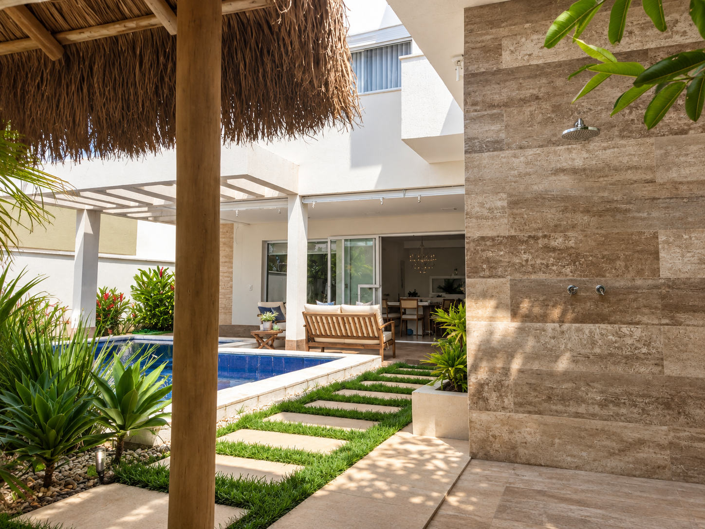 Pool and garden path in Casa Prima